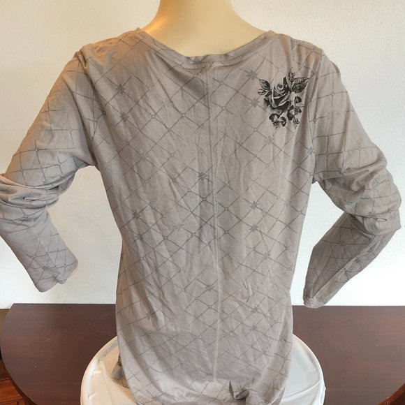 SUPER CUTE LONG SLEEVE SKULL TSHIRT NWT SIZE L - Picture 3 of 6